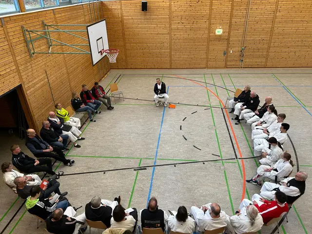 Klaus Hertnagel referiert beim Theorieteil des Prüferlehrgangs | Foto: Karateverein Eppingen
