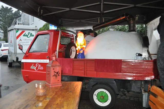 Die Auswahl an verschiedenem Essen und Trinken ist groß. Hier ist der fahrbare Pizzaofen zu sehen. | Foto: Daniela Somers