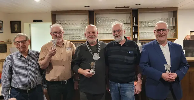 von li.: Günter Meyle, Wolfgang Cubasch, Schützenkönig 2025: Peter Manz, Ralf Luithardt, Axel Wollenschläger | Foto: Heike Donges