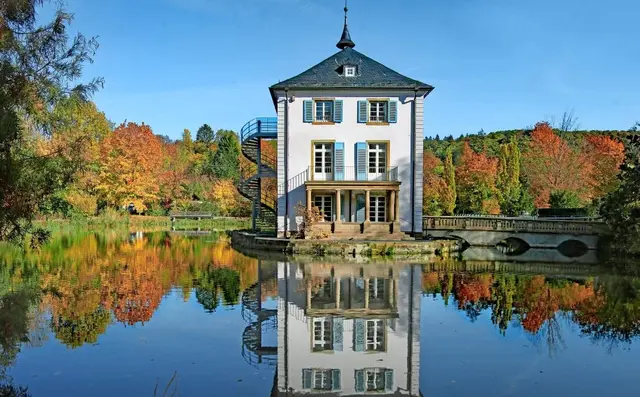 Fast schon märchenhaft liegt es da: das Schlösschen am Trappensee. Hier können sogar Hochzeiten gefeiert werden. | Foto: Helmut Erich Bender