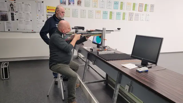 Peter Manz beim Schießen | Foto: Heike Donges