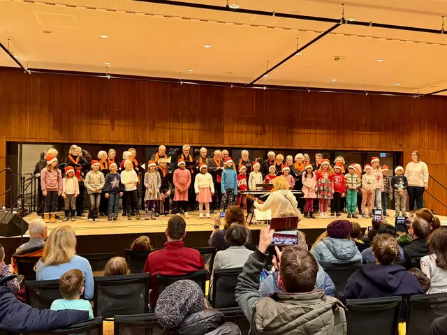 Grünis und Aktiv Chor mit einem Kanon | Foto: Privat