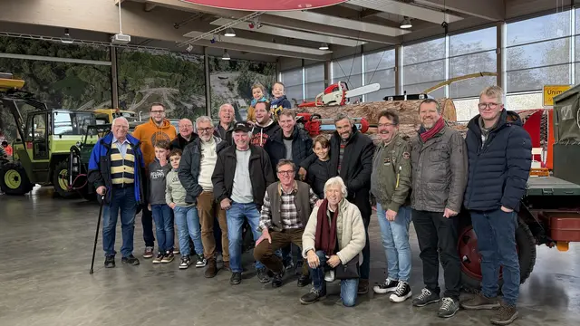 Grosse und kleine Fans vor einem Unimog Holztransport aus dem Jahr 1952 | Foto:  privat