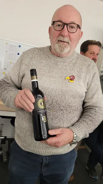 Karlheinz Schenk mit seinem Preis vom Adlerschießen | Foto: Heike Donges