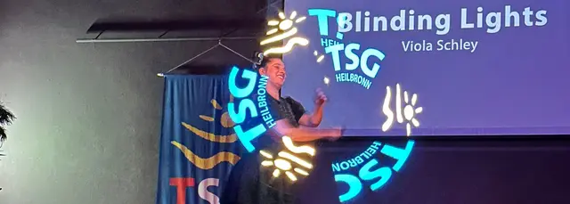 Viola Schley projizierte mit ihren LED-Pois das TSG-Logo in die Luft. | Foto: TSG Heilbronn