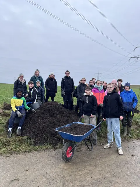 Schülerinnen und Schüler der Klasse 8a des HGE packten kräftig mit an und pflanzten zahlreiche Heckenpflanzen. | Foto: Romina Winkemann