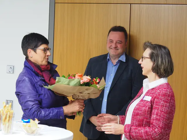 Ebenfalls einen besonderen Dank an Jutta Koster. Sie hat diese Ausstellung möglich gemacht, eingereichte Fotos und die Texte bearbeitet und so vieles mehr ....
Von links: Maren Hettler-Wiedermann, Thomas Landesvatter und Jutta Koster | Foto: Jutta Koster
