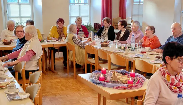 Die Herbstsonnen um den Tisch mit der leeren Krippe und vier Kerzen. | Foto: Hans J. Leuz
