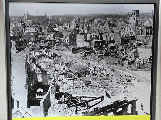 Heilbronn liegt nach dem Angriff 1944 in Schutt und Asche. In der rechten oberen Bildecke ist die zerstörte Peter und Paul Kirche zu sehen. Mittig im Hintergrund der Götzenturm. | Foto: Heidrun Rosenberger