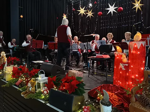 Dirigent Hans Spahn führte das Seniorenorchester zu beeindruckenden Klangbildern.
 | Foto: privat