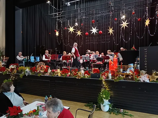 Dirigent Hans Spahn hat mit dem Seniorenorchester die Adventsfeier in Neckarwestheim musikalisch qualitätvoll gestaltet.
 | Foto: privat