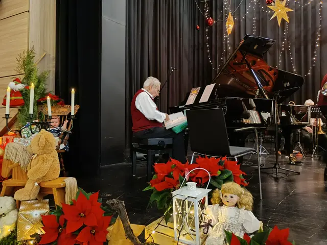Walter Mössle spielt das Piano und ist der Sprecher des Orchesters.
 | Foto: privat