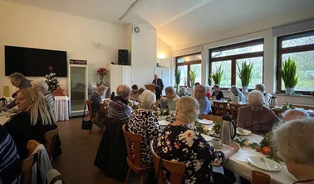 Dieter Baudermann begrüßt die Seniorinnen und Senioren der TGB-Altenkameradschaft zur Weihnachtsfeier | Foto: Foto privat