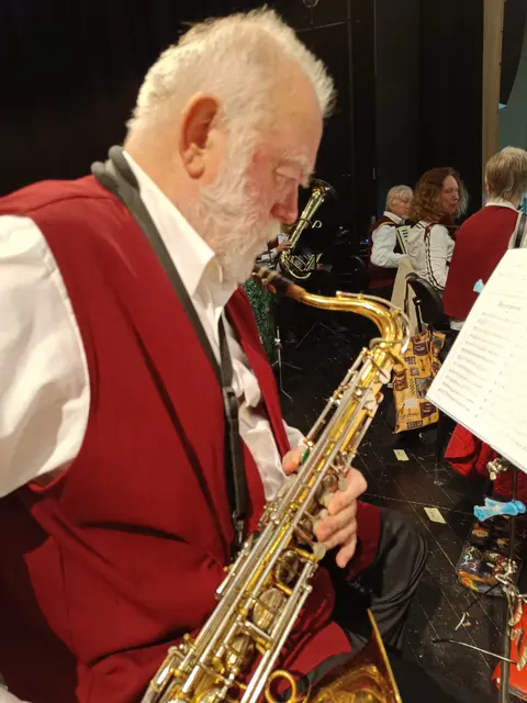 Am Tenorsaxophon spielt Gottfried Jindra konzentriert seine Stimme.
 | Foto: privat