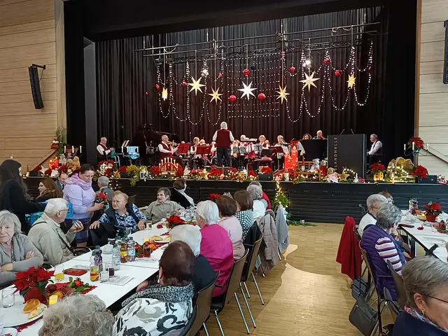 Das Seniorenorchester Heilbronn spielte bei der Adventsfeier in der festlich geschmückten Reblandhalle. | Foto: privat