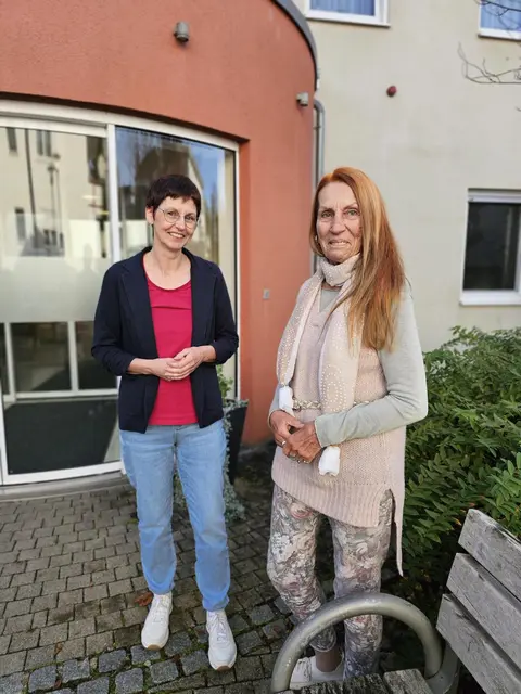 Christl Spahr (rechts) engagiert sich mit 81 Jahren seit nun 8 Jahren ehrenamtlich in der Tagespflege. Mit im Bild: Claudia Uhler, Einrichtungsleiterin des ASB-Hauses in Güglingen. | Foto: ASB Region Heilbronn-Franken
