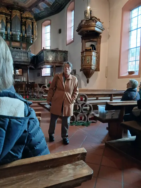 Frau Anette Bräuninger informierte über die Kirchengeschichte | Foto: Eigenes Bildmaterial