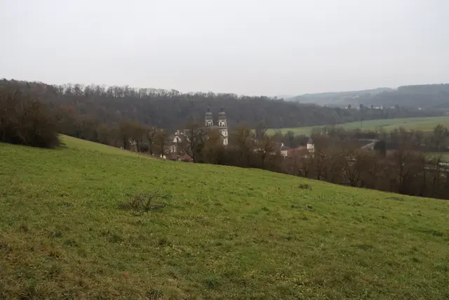 Blick vom Kreuzberg auf Kloster Schöntal | Foto: Marga Specht