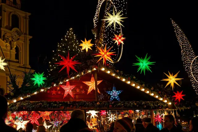 Leuchtende Weihnachtssterne auf dem Weihnachtsmarkt Ludwigsburg. | Foto: Uschi Pohl