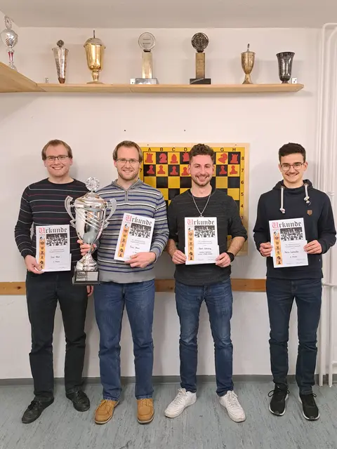 Nicht nur die vier Bestplatzierten Spieler durften sich über Preise freuen. | Foto: Schachclub