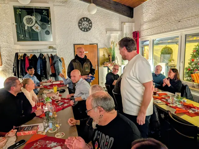 Der Oberschützenmeister Steffen Will dankt Steven Nichols für seinen Einsatz. | Foto: Schützengilde Neckarsulm e.V.