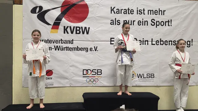 Madlen Senk freut sich über ihren 2. Platz und die Silbermedaille in der Kata | Foto: Karateverein Eppingen