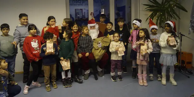 Der Nikolaus hatte für jedes Kind persönliche Worte und ein Geschenk mitgebracht | Foto: MLPD
