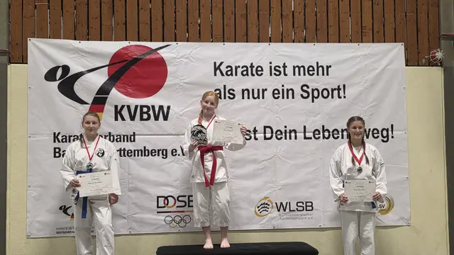 Finja Schwenger freut sich über ihren Sieg im Kumite | Foto: Karateverein Eppingen