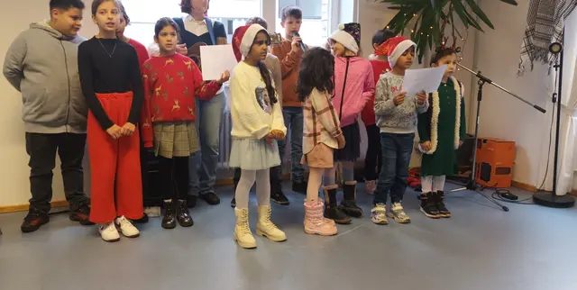 Das Lied „Kinder für Frieden und Freiheit“, das vor 3 Jahren zu Beginn des Ukraine-Kriegs entstand, wurde mit einer neuen Strophe zu Gaza vorgetragen.  | Foto: MLPD