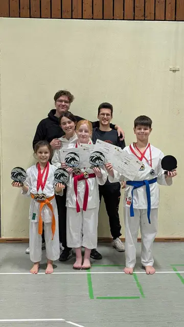 Momentaufnahme nach dem Kumite - der Großteil der  erfolgreichen Mannschaft des Karatevereins Eppingen: (v.l.) Maya Papp,  Betreuer Marcel Gunjača, Kampfrichterin Helen Heil, Finja Schwenger, Betreuer Johannes Geng und Luka Colakovic. | Foto: Karateverein Eppingen