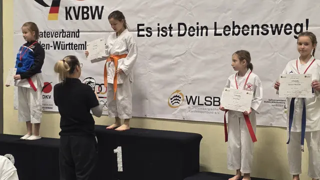 Maya Papp im Moment der Pokalüberreichung für ihren Sieg in der Kata | Foto: Karateverein Eppingen