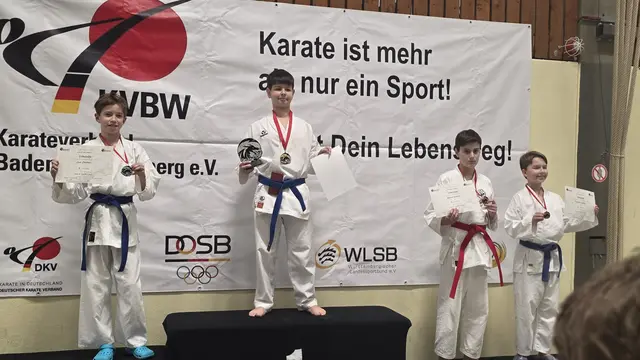 Luka Colakovic mit Urkunde und Pokal auf dem Siegerpodest in der Kata | Foto: Karateverein Eppingen