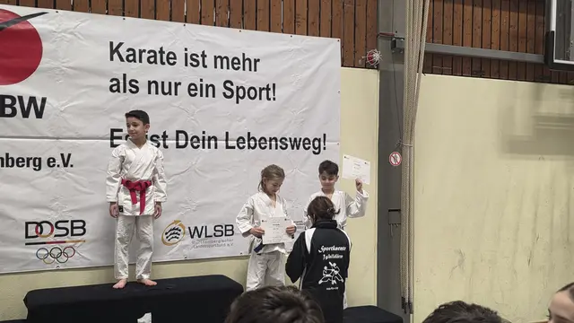 Emir Tan (ganz rechts) zeigt stolz seine Urkunde für den 3. Platz in der Kata | Foto: Karateverein Eppingen