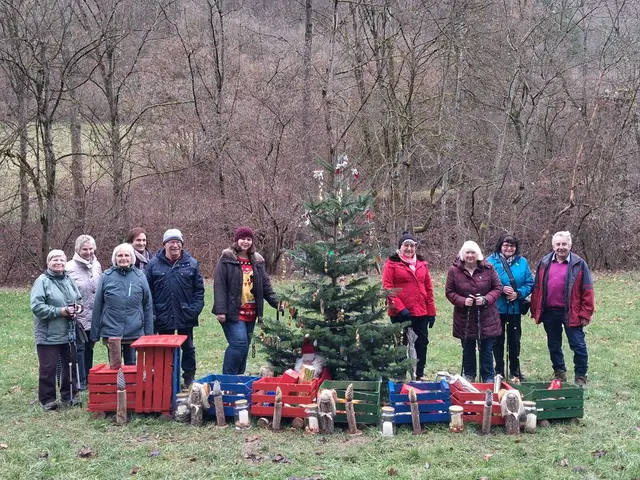 Die Wanderer auf dem Winterlichen Pfad | Foto: Herbert Wied