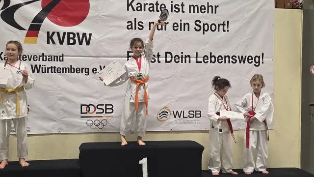 Maya Papp jubelt über ihren Sieg im Kumite und reckt stolz den Pokal in die Höhe | Foto: Karateverein Eppingen