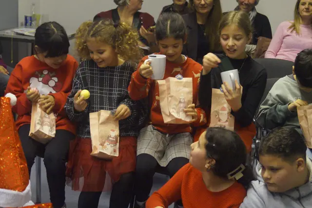 Die Geschenke wurden natürlich gemeinsam ausgepackt. | Foto: MLPD