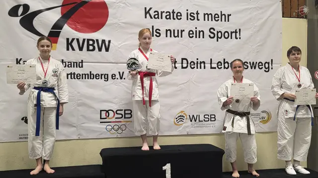 Finja Schwenger mit Goldmedaille und Pokal auf dem Siegerpodest in der Kata | Foto: Karateverein Eppingen