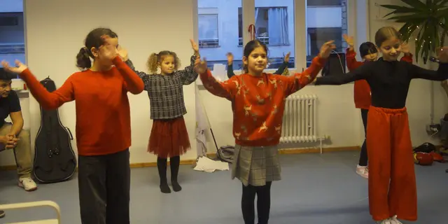 Die ROTFÜCHSE hatten sich auf ihre Feier gut vorbereitet: Viel Applaus gab es für die Choreographie.  | Foto: MLPD