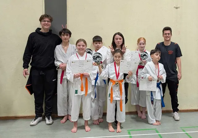 Das erfolgreiche Team des Karatevereins Eppingen: (v.l.) Betreuer Marcel Gunjača, Dylan Heil, Madlen Senk, Luka Colakovic, Kampfrichterin Helen Heil, Maya Papp, Finja Schwenger, Emir Tan und Betreuer Johannes Geng. | Foto: Karateverein Eppingen