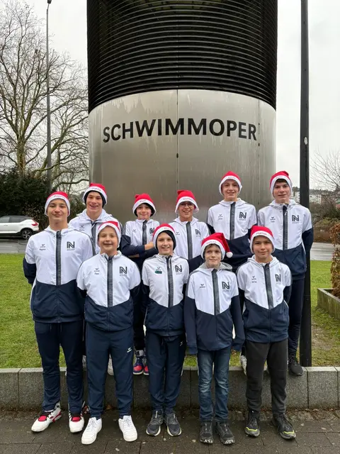 Die stolzen DMSJ-Teilnehmer 
Hintere Reihe von links nach rechts:
Magnus Bauer, Mattia Capotorto, Maël Vatlach, Steffen Faiz, Jonas Bertet, Felix Ball.
Vordere Reihe von links nach rechts:
Theodor Bauer, Marko Kreider, Torben Ahl, Marius Winterkorn.
 | Foto: Daniela Capotorto