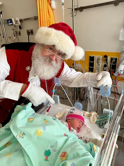 Foto: Nikolaus und kleiner Patient | Foto: Quelle: SLK