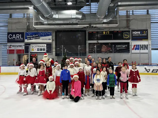 Bei der Nikolausfeier der Eiskunstläufer des REV Heilbronn gab es eine kleine Eislauf-Show und einen Besuch des Weihnachtsmanns, der mit einem Sack voller Geschenke auf die Eisbahn kam.  | Foto: privat