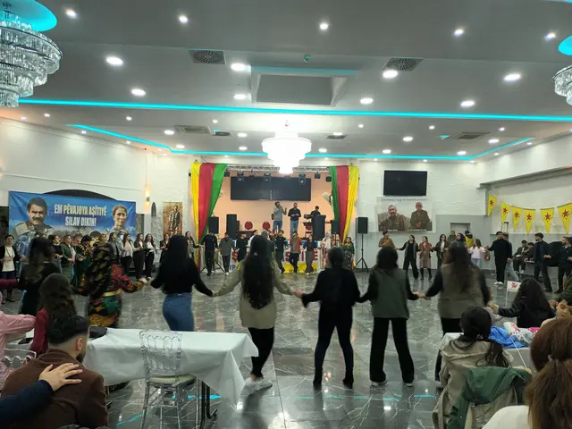 4 kurdische Musikgruppen spielten beim Rojava-Kulturfest in Mannheim. Ihre Rhythmen lockte die Mehrheit der 800 Teilnehmerinnen und Teilnehmer zum Halay auf die Tanzfläche | Foto: MLPD