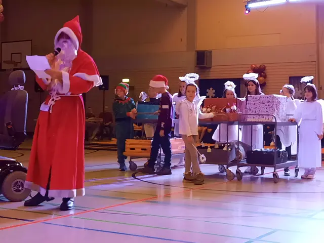 Der Nikolaus mit seinen Engeln. | Foto: TV Bad Rappenau