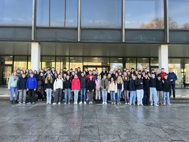 Die Realschülerinnen und Realschüler der neunten Klassen mit ihren begleitenden Lehrkräften | Foto: HBS