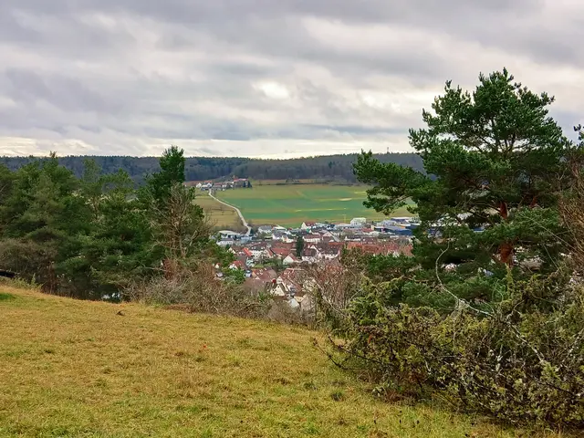 Wir genießen die tollen Ausblicke und die Aussicht auf die Orte ringsum. Hier sind wir mit Freunden vor drei Jahren auf dem "Gäurandweg" unterwegs gewesen. Wunderbare Erinnerungen tauchen auf.  | Foto: sigischlottke