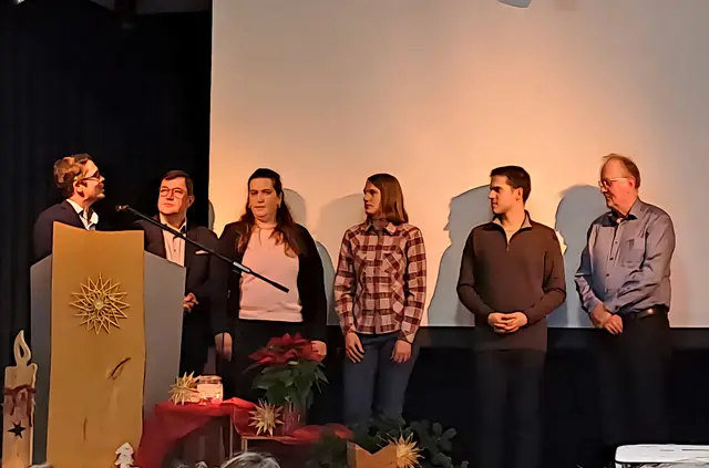 Stefan Kuhn als Geschäftsführer von Aktion Hoffnungsland und Mitglied im Gemeinschaftsrat der Apis hat die neue Gemeindeleitung der Apis Brackenheim eingesetzt. | Foto: Claus Deppert