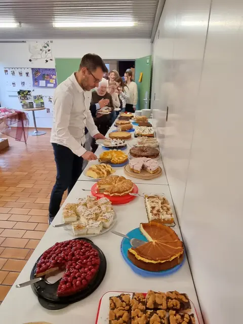 Zu Beginn konnte man bei der Adventsfeier der Apis Brackenheim bei Kaffee und Kuchen miteinander ins Gespräch kommen. Es gab wieder viele Kuchenspenden. | Foto: Jochen Baral