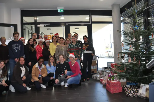 ASB-Mitarbeitende freuen sich über die zahlreichen Päckchen, die an Bedürftige in der Region gehen.  | Foto: ASB Region Heilbronn-Franken