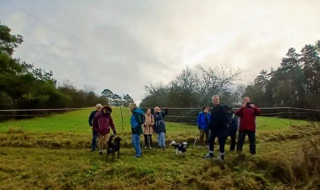Hanna erklärt uns gerade,  was wir auf dem folgenden Bild sehen.   | Foto: sigischlottke